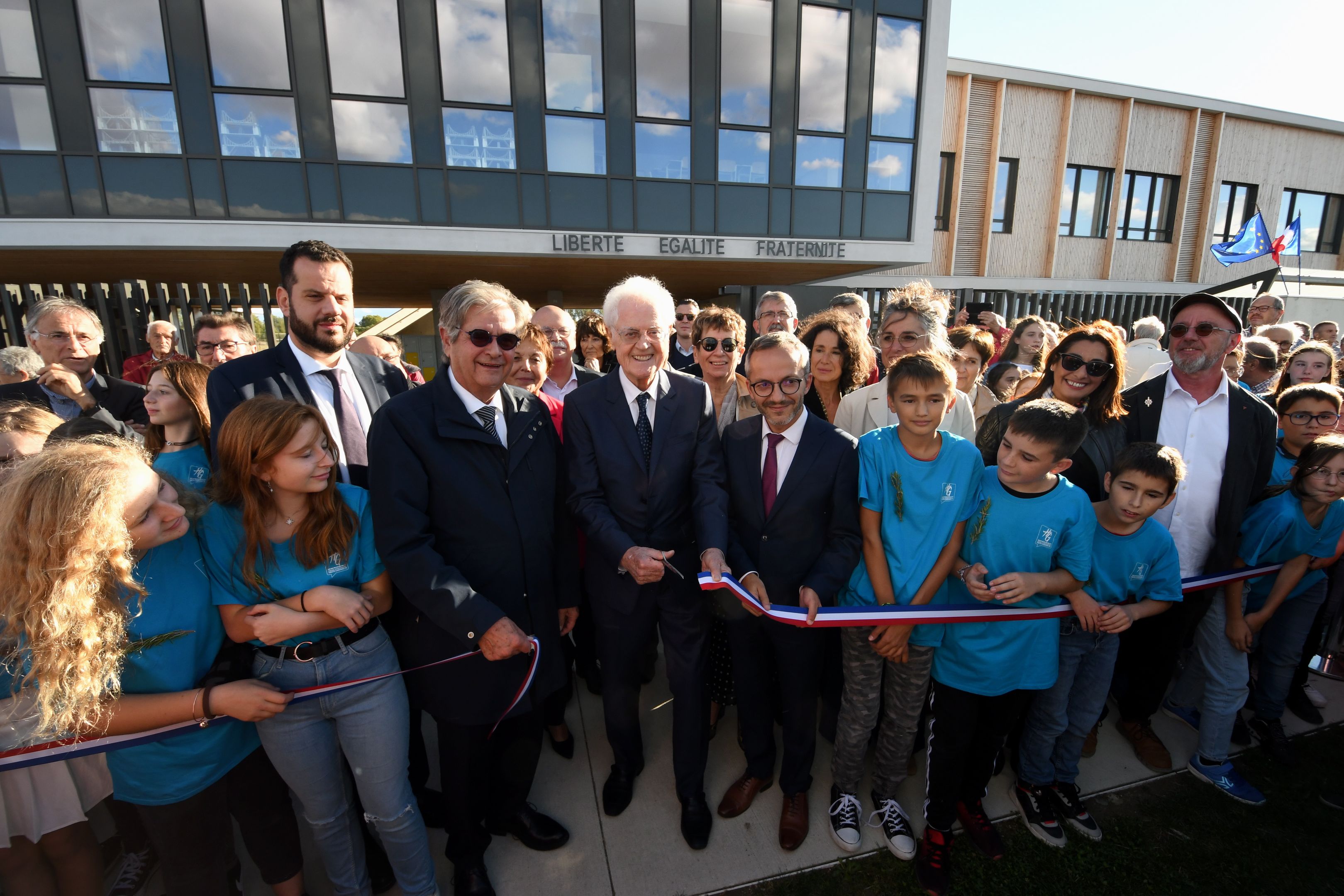 Lionel Jospin, en compagnie de Georges Méric et de Sébastien Vincini ,coupe le cordon inaugural du collège qui porte désormais son nom à Cintegabelle.